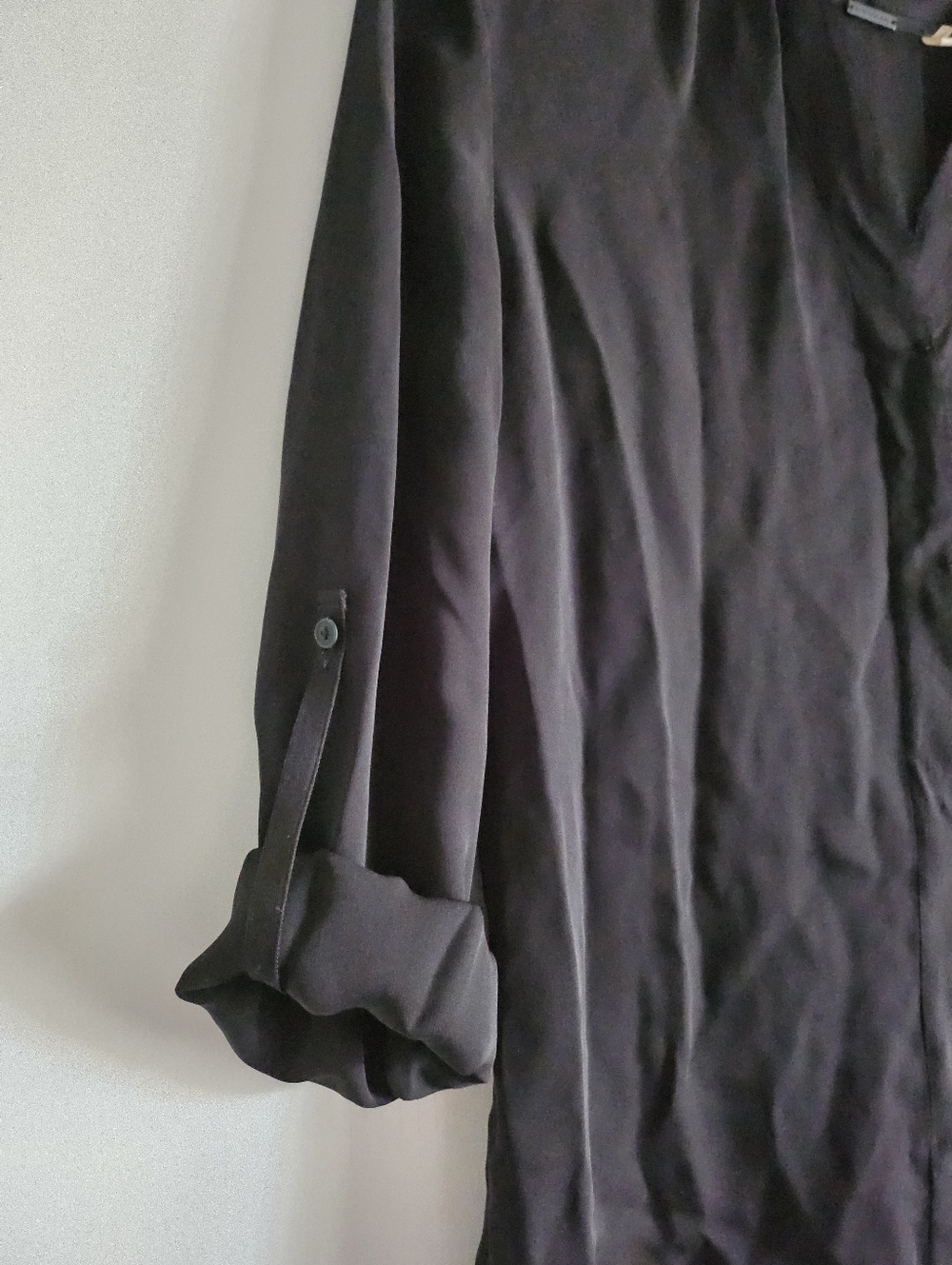 Elie Tahari Womens Silk Blouse XS Black V Neck Roll Tab Slv Frayed Accent Flowy - Picture 5 of 7